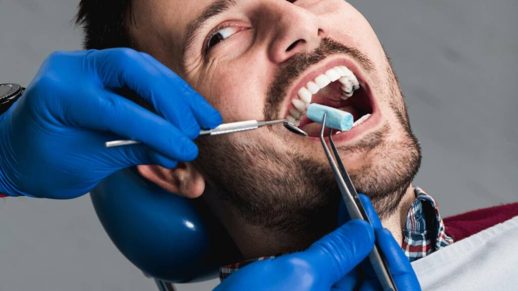 Encontre o melhor Dentista Porto Alegre na Clínica Dental Center. Conheça as lentes de contato dental e agende sua consulta.